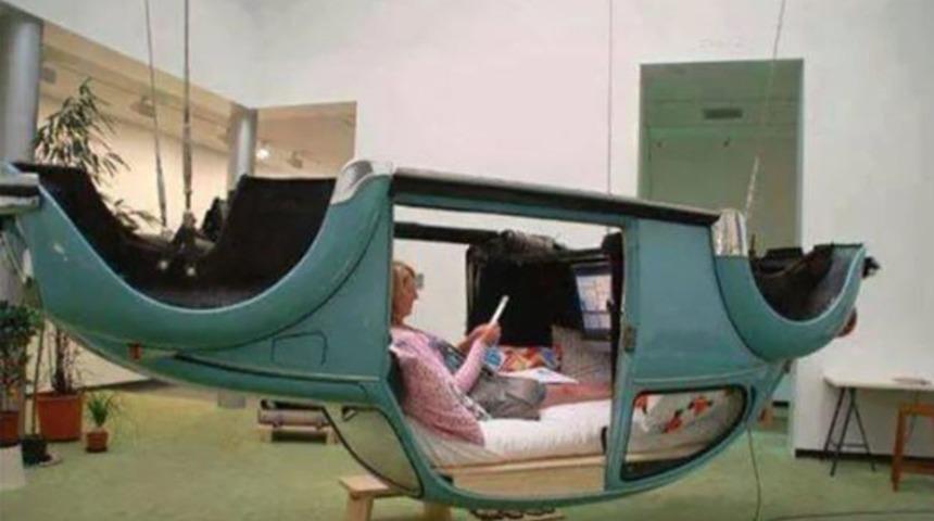 Salonuna araba parçalarından köşe yaptı!