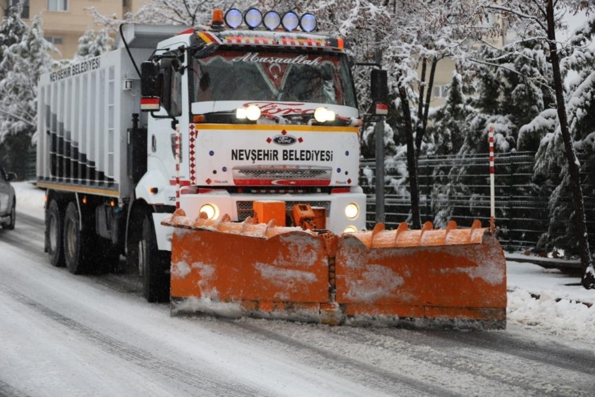 Belediye ekiplerinin yoğun kar mesaisi