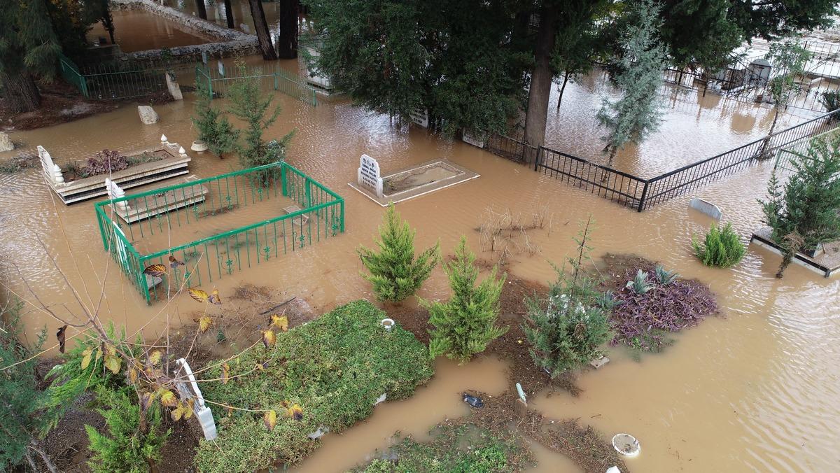Adana'da mezarlar sular altında kaldı