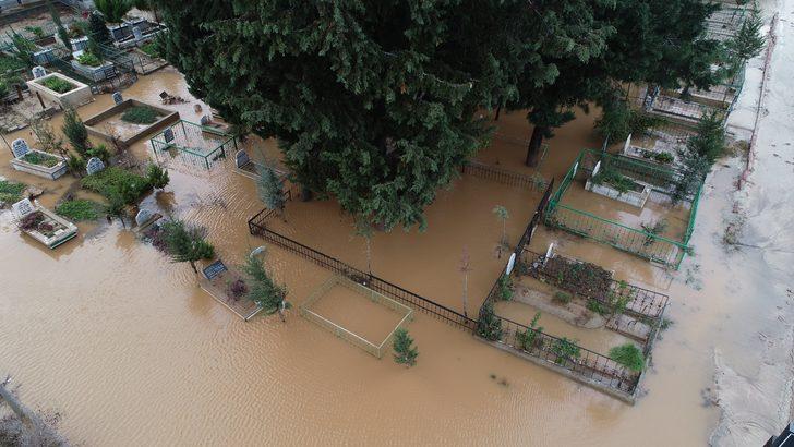 Adana'da mezarlar sular altında kaldı G1
