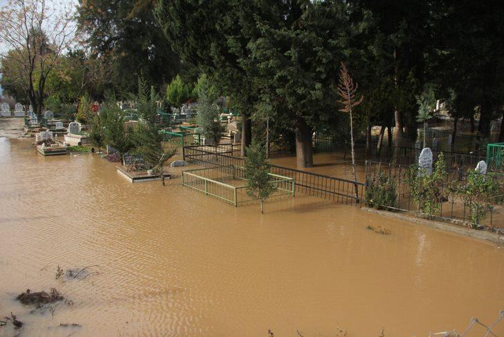 Adana'da mezarlar sular altında kaldı G2