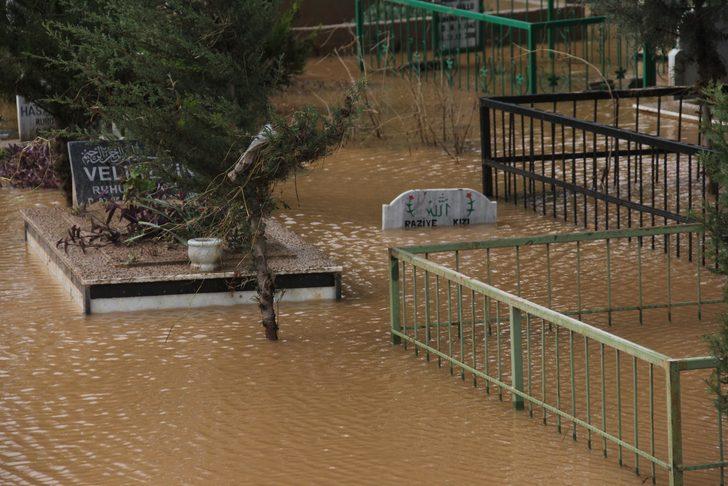Adana'da mezarlar sular altında kaldı G3