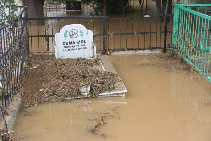 Adana'da mezarlar sular altında kaldı G4