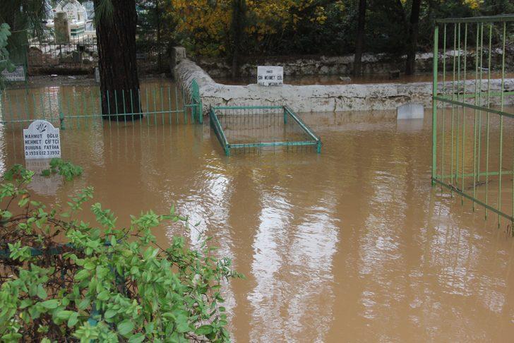 Adana'da mezarlar sular altında kaldı G5