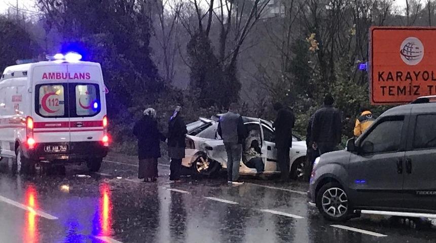 Yağışlı havada direksiyon hakimiyetini kaybetti 2 kişi yaralandı