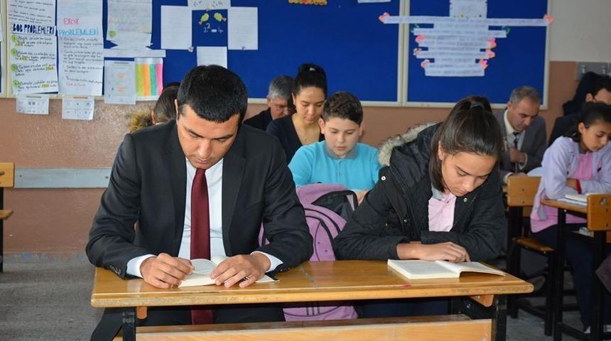 Selendi Kaymakamı Atak öğrencilerle kitap okudu