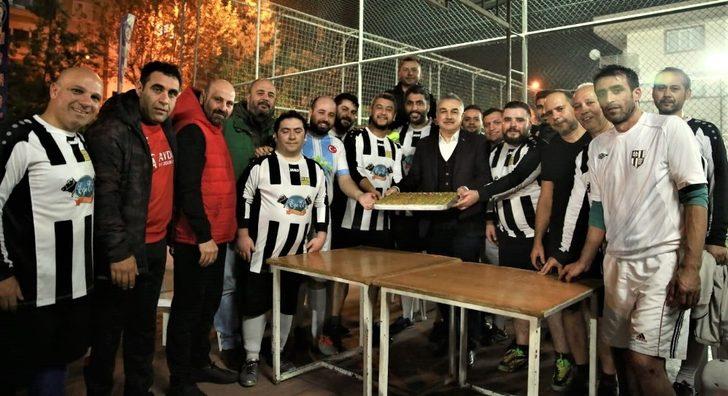 AK Partili Mustafa Savaş’tan gazetecilere baklava dopingi G1