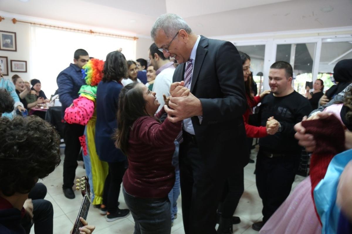 Down Kafede erken yeni yıl kutlaması