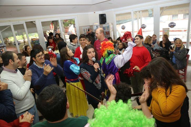 Down Kafede erken yeni yıl kutlaması G3