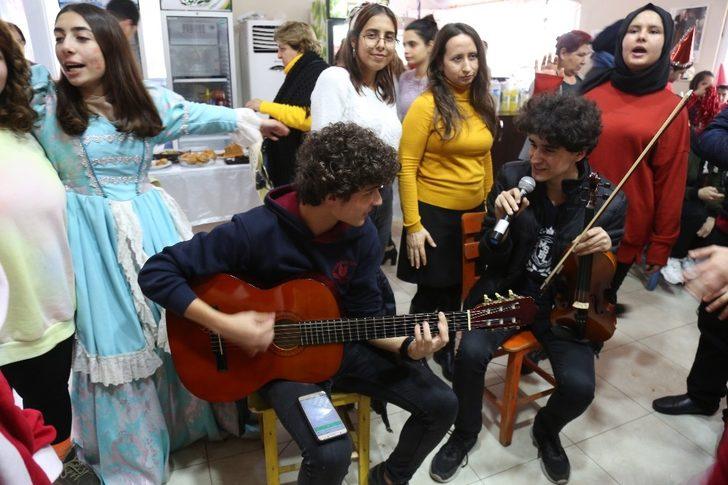 Down Kafede erken yeni yıl kutlaması G4