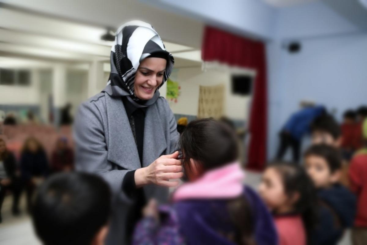 Melek Arı ve g&ouml;n&uuml;ll&uuml; kadınlar &ccedil;ocuklar &uuml;ş&uuml;mesin diye &ouml;rd&uuml;
