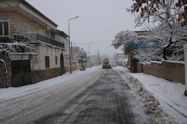 Uçhisar Belediyesi ekipleri karla mücadele ediyor