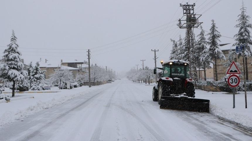 U&ccedil;hisar Belediyesi ekipleri karla m&uuml;cadele ediyor