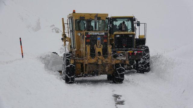 Van-Bahçesaray yolu ulaşıma kapandı