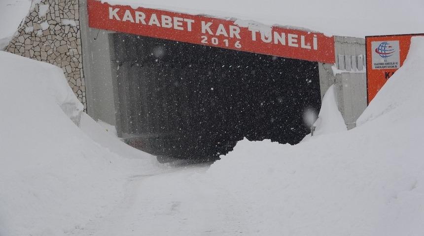 Van-Bah&ccedil;esaray yolu ulaşıma kapandı