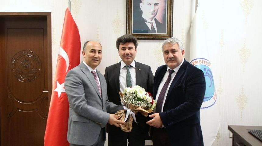 İlahiyat Fak&uuml;ltesinde Dekanlık Devir Teslim t&ouml;reni yapıldı