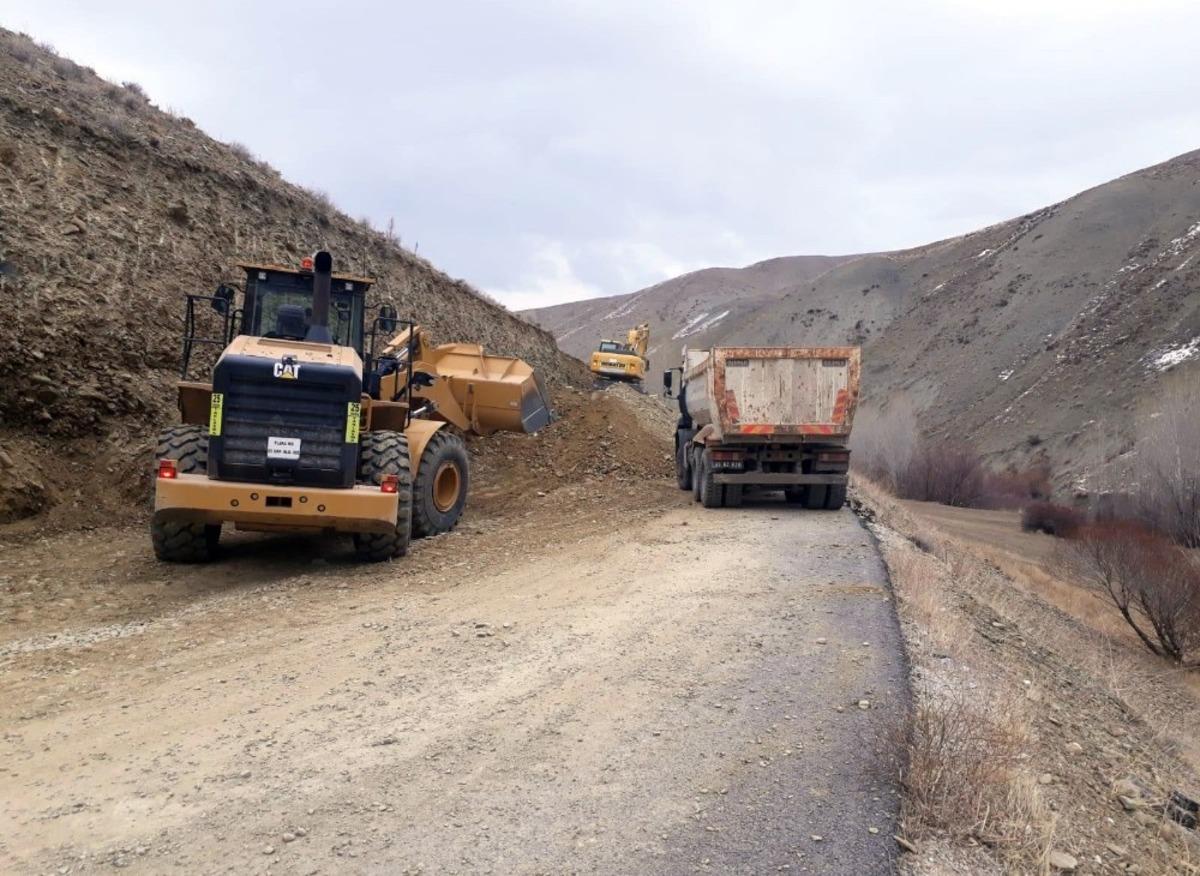 Van&rsquo;da kış ortasında yol &ccedil;alışması