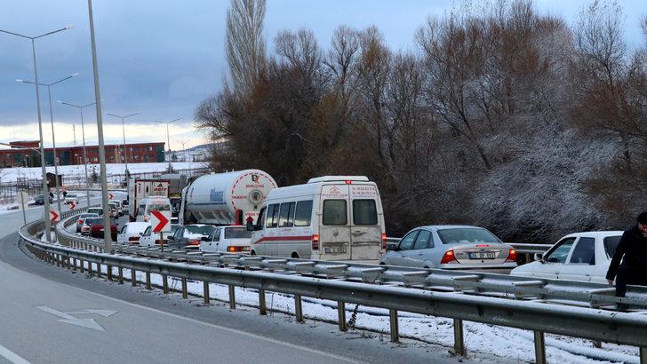 Burdur-Antalya karayolunda yol durumu! 5 kilometrelik araç kuyruğu oluştu G1