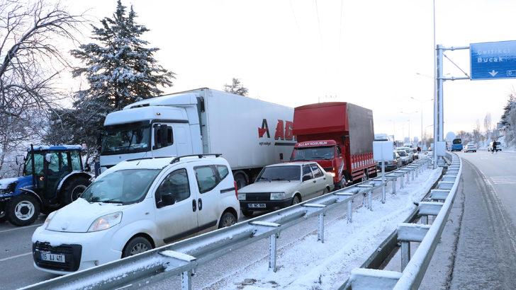 Burdur-Antalya karayolunda yol durumu! 5 kilometrelik araç kuyruğu oluştu G4