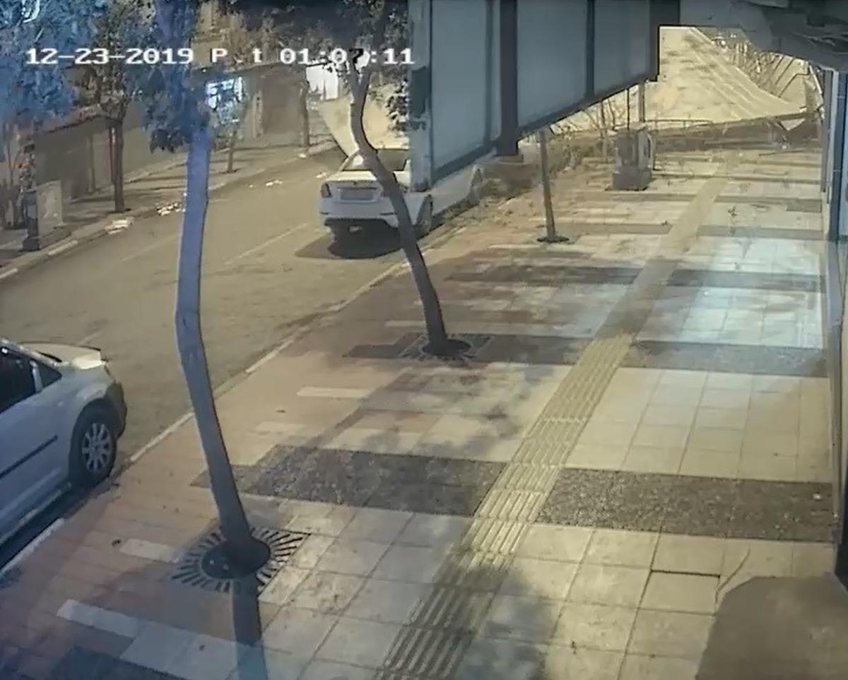 Manisa'da şiddetli fırtına &ccedil;atıyı u&ccedil;urdu! 