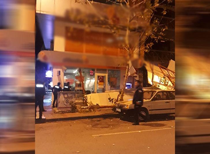 Manisa'da şiddetli fırtına çatıyı uçurdu!  G1