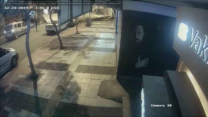 Manisa'da şiddetli fırtına çatıyı uçurdu!  G4