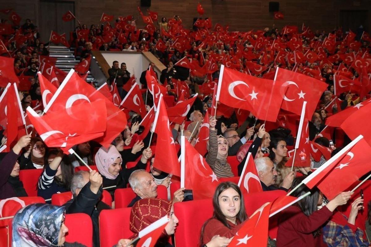 &Uuml;niversite &ouml;ğrencileri &ldquo;Avaz Memleket T&uuml;rk&uuml;leri&rdquo; ile coştu