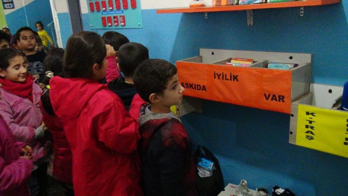 Okulda &rsquo;askıda iyilik&rsquo; uygulaması