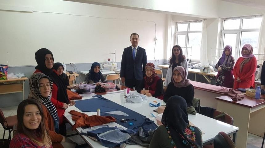 Altıntaş’ta giyim kursu aile ekonomisine katkı sağlıyor