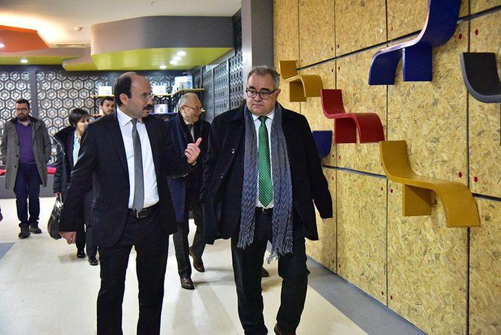 Rektör Çakmak ve TUSAŞ Başkanı Öztürk’ten ETÜ standına ziyaret G1