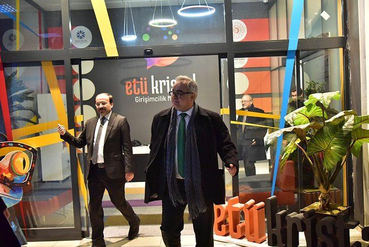 Rektör Çakmak ve TUSAŞ Başkanı Öztürk’ten ETÜ standına ziyaret G2