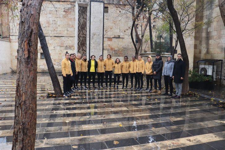 Kadın futbolcular, kadın şehitlerin mezarını ziyaret edip dualar okudu G2