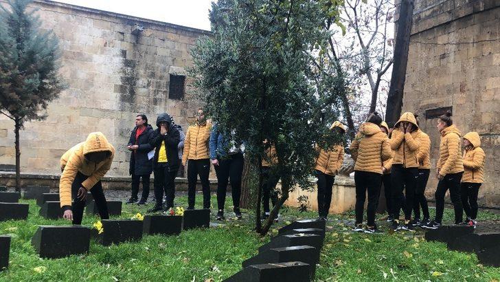 Kadın futbolcular, kadın şehitlerin mezarını ziyaret edip dualar okudu G4