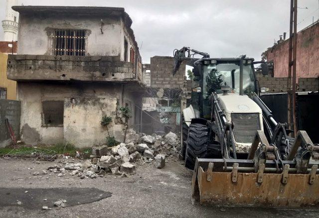 Akdeniz’de tehlike oluşturan metruk binalar yıkılıyor