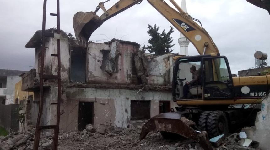 Akdeniz’de tehlike oluşturan metruk binalar yıkılıyor