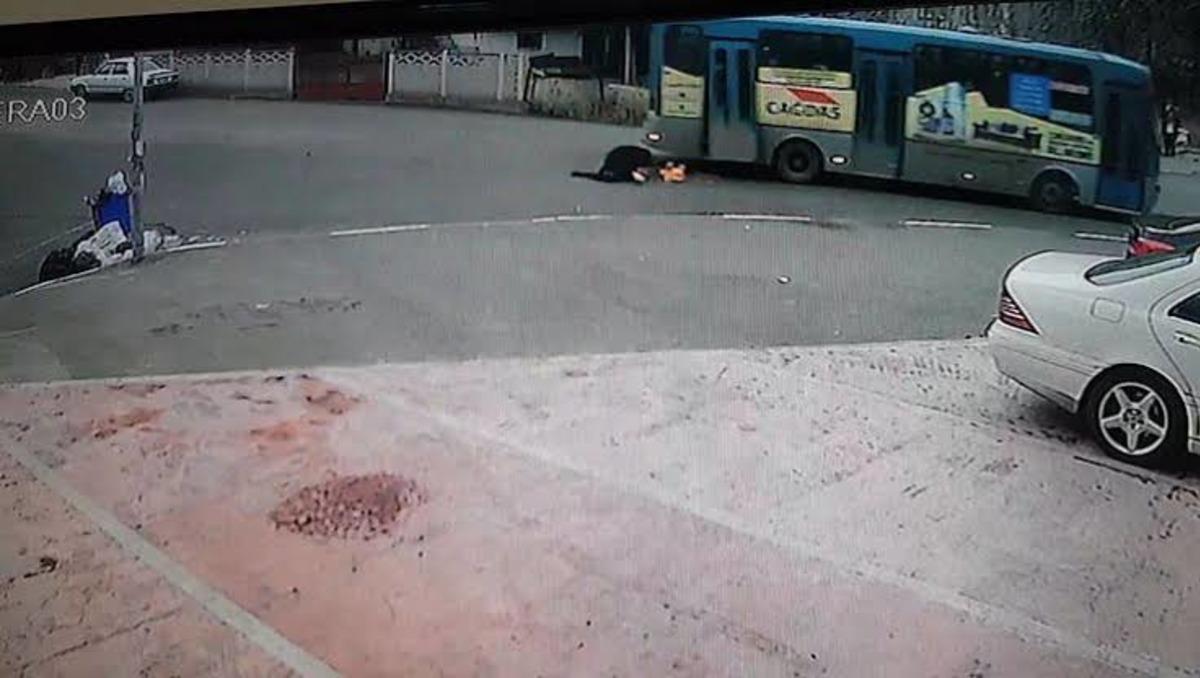 Karab&uuml;k'te halk otob&uuml;s&uuml;nden d&uuml;şen kadın hayatını kaybetti