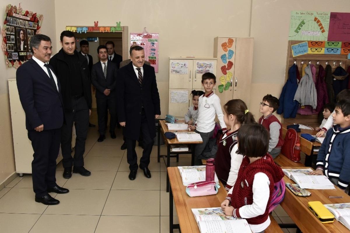 Vali Taşbilek&rsquo;ten minik &ouml;ğrencilere &lsquo;Ensar&rsquo; teşekk&uuml;r&uuml;