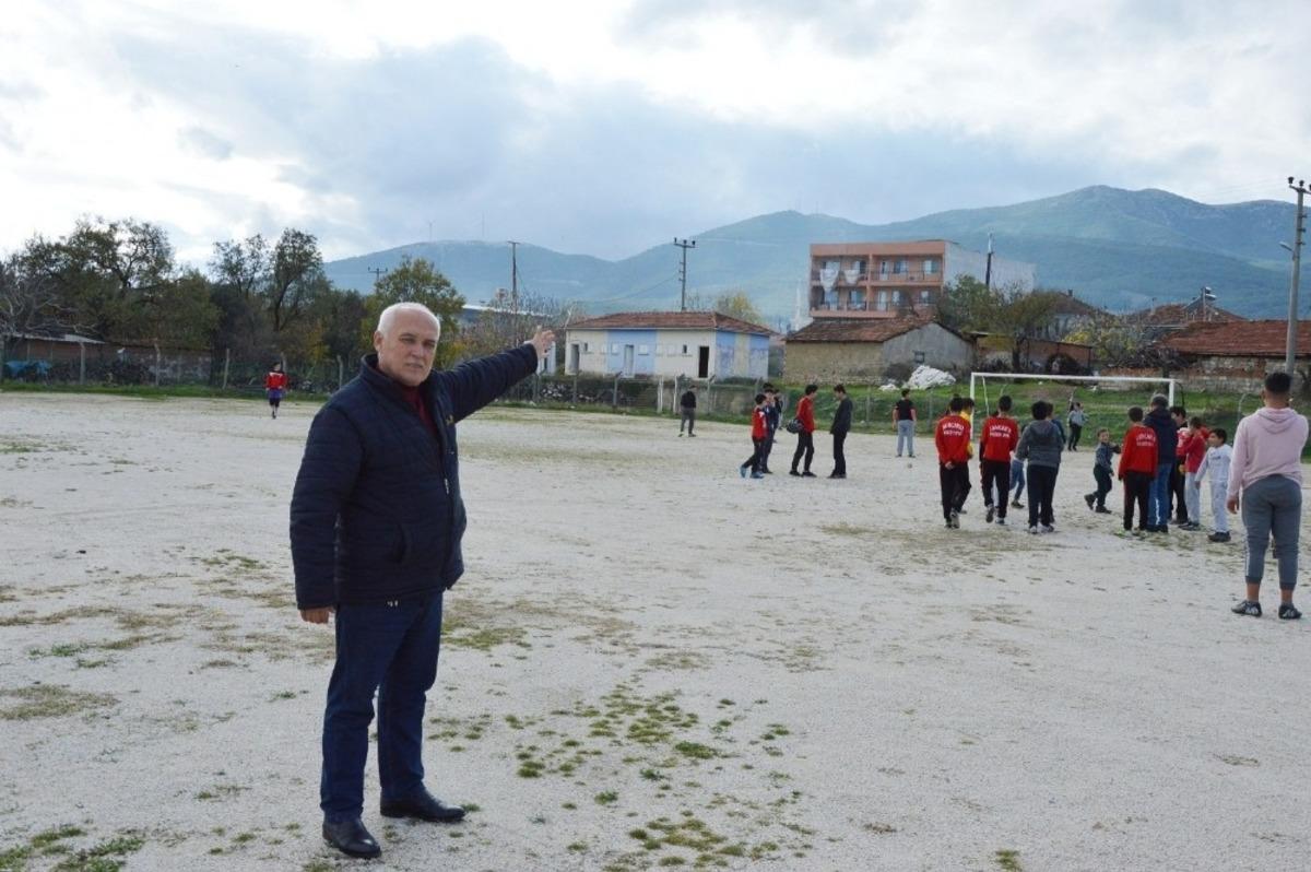 Sancaklıbozk&ouml;yl&uuml; &ccedil;ocuklar futbol sahasının yenilenmesini istiyor
