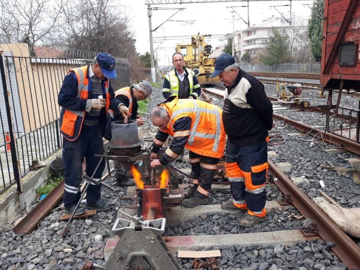 Tren yolunda sıkı &ccedil;alışma