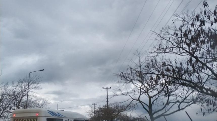 Okul servisi ile otomobil &ccedil;arpıştı 4 yaralı