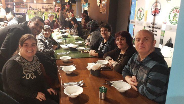 Down sendromlu çocuklar ve aileleri yılbaşı etkinliğinde buluştu G2