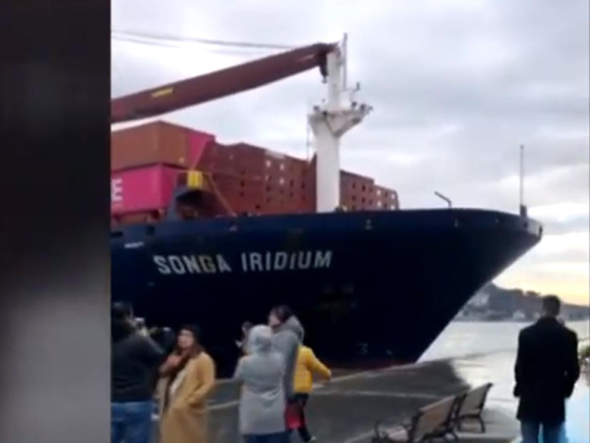 İstanbul Boğazı'nda y&uuml;k gemisi karaya oturdu