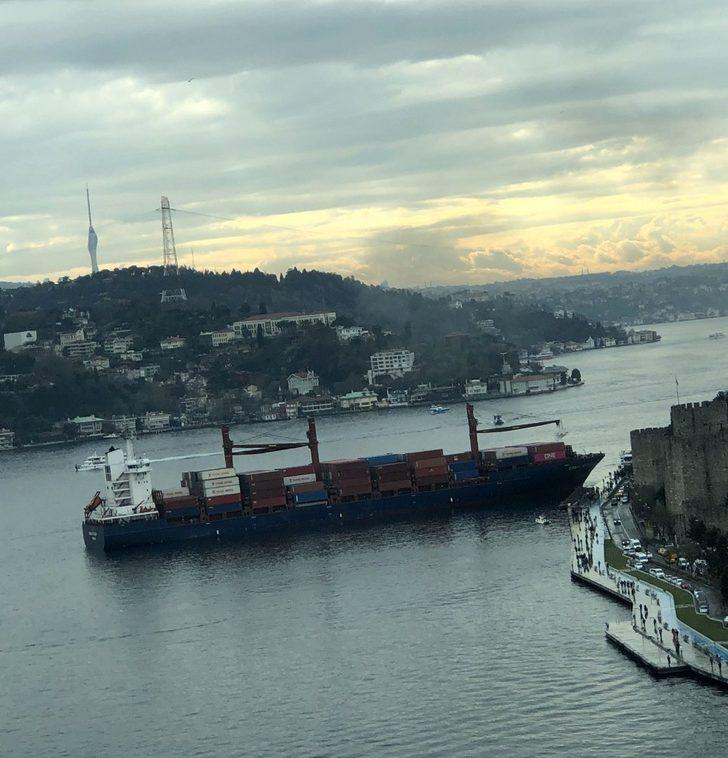 İstanbul Boğazı'nda yük gemisi karaya oturdu G1