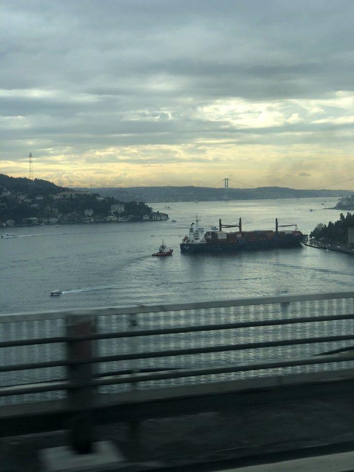 İstanbul Boğazı'nda yük gemisi karaya oturdu G3