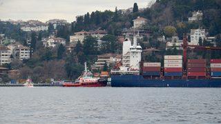 İstanbul Boğazı'nda karaya oturan yük gemisi kurtarıldı