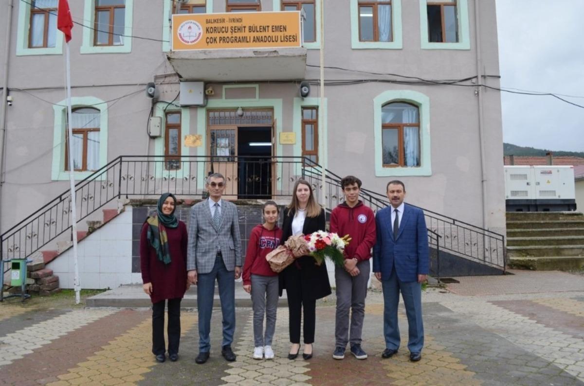 İvrindi&rsquo;de Kaymakam Keser, &ouml;ğrencilerle kitap okudu