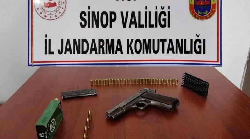 Sinop&rsquo;ta iki ara&ccedil;ta ruhsatsız silah ve uyuşturucu ele ge&ccedil;irildi