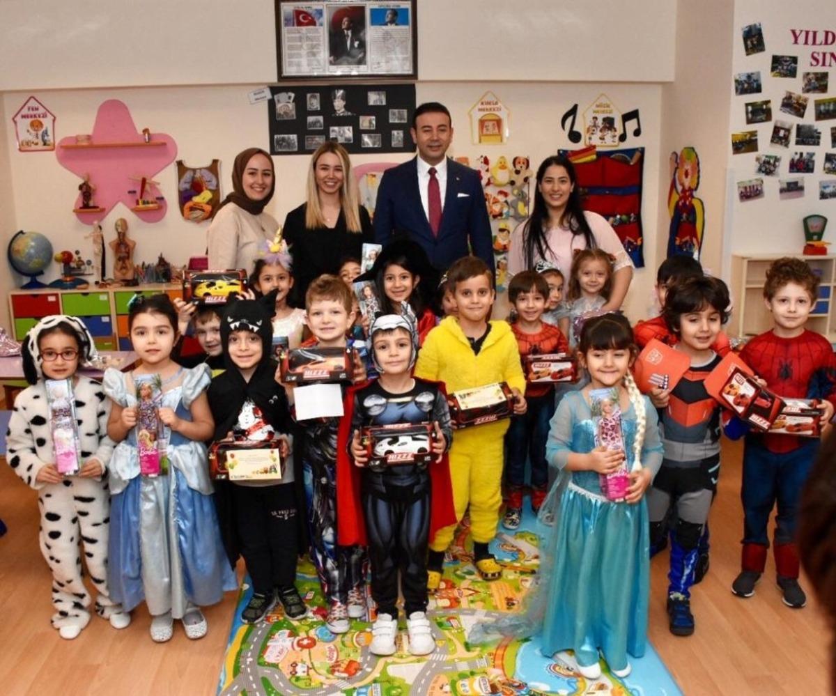 Başkan Akpolat, kreşlerde eğitim g&ouml;ren &ccedil;ocukları ziyaret ederek hediye dağıttı