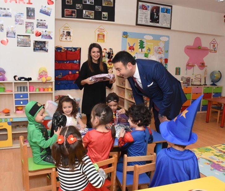 Başkan Akpolat, kreşlerde eğitim gören çocukları ziyaret ederek hediye dağıttı G2