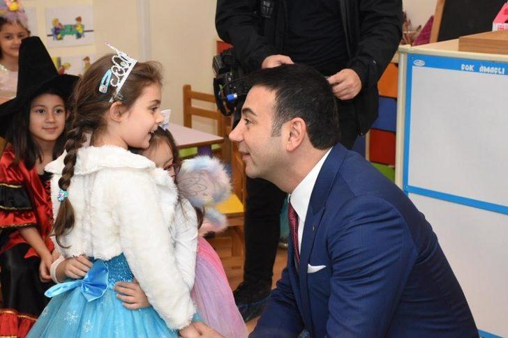 Başkan Akpolat, kreşlerde eğitim gören çocukları ziyaret ederek hediye dağıttı G3